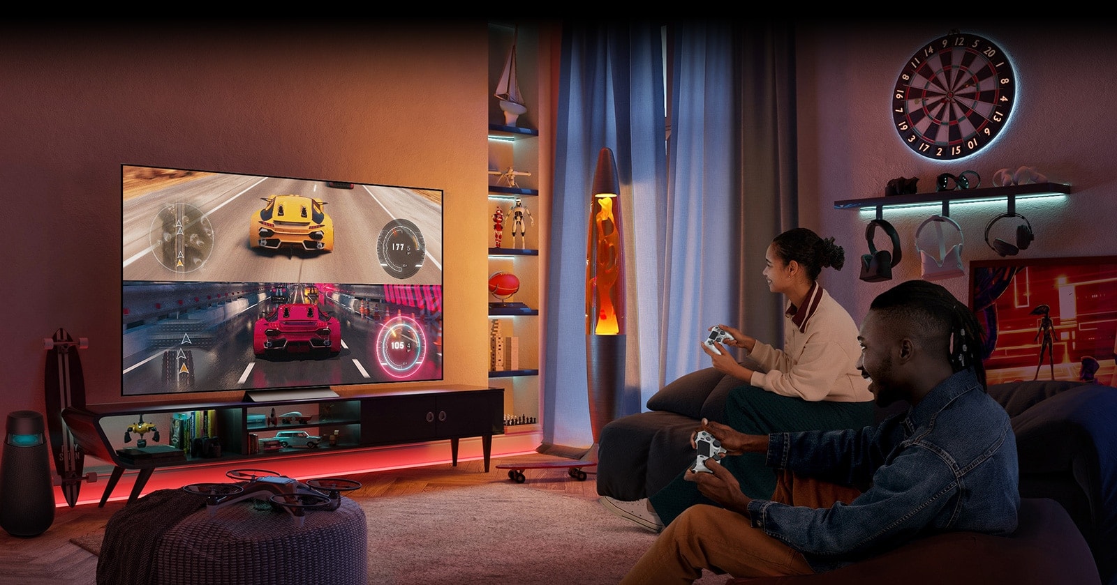 Um homem e uma mulher estão sentados no sofá a desfrutar de jogos de corrida de carros na TV.